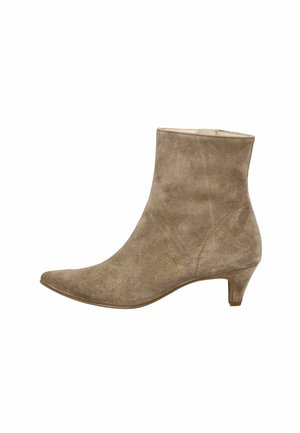 Botte de cheville en daim beige avec un bout pointu et un talon chaton de 5 cm, présentant une texture lisse et un design minimaliste.