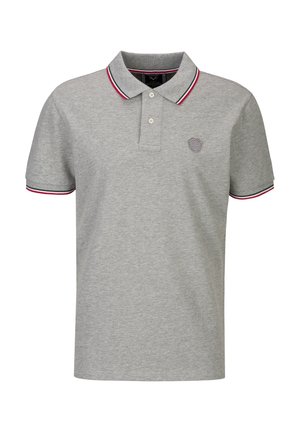 Grijs poloshirt met korte mouwen en een kraag met knopen, met rood-wit-groene gestreepte rand aan kraag en mouwen, en een klein schildlogo op de borst.