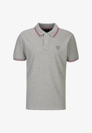 Graues Polohemd mit kurzen Ärmeln und Knopfleiste am Kragen, rot-weiß-grün gestreifte Einfassung am Kragen und an den Ärmeln sowie kleinem Wappensymbol auf der Brust.