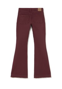 Pantalones de campana burdeos con bolsillos traseros, trabillas y una etiqueta de marca de cuero en la cintura, mostrados desde la parte posterior.