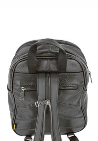 Mochila de cuero negro con dos bolsillos con cremallera, detalles cosidos y asa superior. Incluye correa ajustable y acentos de hardware con logotipo.