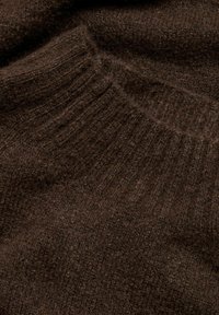 Dunkelbrauner Wollpullover mit gerippter Textur und rundem Ausschnitt, mit einer weichen, flauschigen Oberfläche und dezenten Nähten.