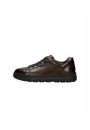 Dunkelbrauner Ledersneaker mit Schnürung, schwarzer Sohle, niedriger Knöchelhöhe und glatter Oberfläche, von der Seite auf weißem Hintergrund gezeigt.