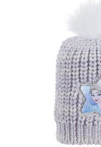 Berretto lavorato a maglia viola con fili argentati, pompon bianco in cima e un'applicazione di un personaggio su una toppa a forma di stella davanti.