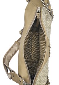 Sac à main en cuir beige avec détails tissés, quincaillerie argentée et intérieur en textile à motif avec petits dessins floraux. Fermeture éclair.