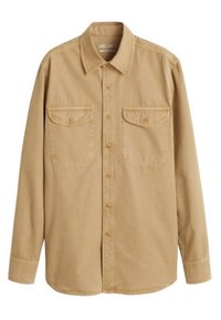 Camisa beige de manga larga abotonada con dos bolsillos de solapa en la parte delantera y un cuello clásico.