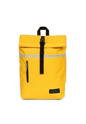 Gele rolltop rugzak gemaakt van duurzaam materiaal. Voorzien van een voorzak met rits, zwarte strap en een reflecterende streep aan de voorkant.