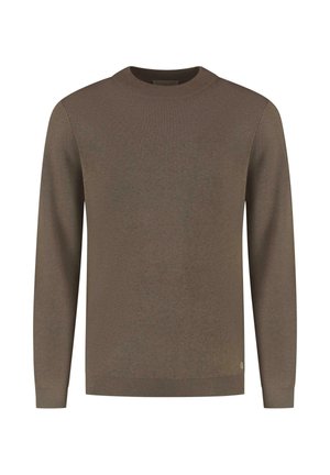 Maglione a collo tondo lungo da uomo in tinta unita marrone, con polsini e orlo a costine, su sfondo bianco.