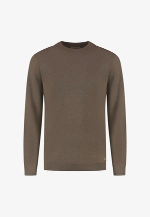 Heren plain bruine crew neck lange mouw trui met geribde manchetten en zoom op een witte achtergrond.