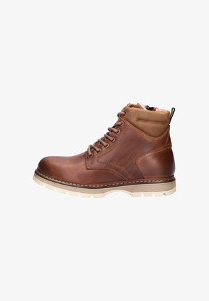 Bruine leren enkelboots met een gestructureerde bovenkant, een gevoerde kraag, vetersluiting en een contrasterende beige rubberen zool met grip.