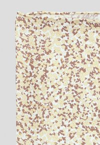 Tkanina w kwiaty, z żółtymi i brązowymi kwiatami na białym tle. Miękka tekstura o lekkim i elastycznym designie.