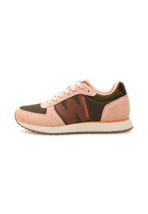 Lichtroze en olijfgroene sneakers met meshpanelen en suède accenten. Voorzien van een opvallend bruin "W"-logo en oranje details op de zool.