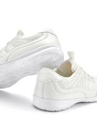 Scarpe da ginnastica bianche con una tomaia in mesh testurizzato e accenti in pelle liscia. Presentano una suola in gomma flessibile con un motivo esagonale.