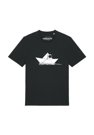 Zwart T-shirt met een wit papieren bootje dat op het water drijft, met een kleine astronaut die erin zit tegen een sterrenhemel achtergrond.