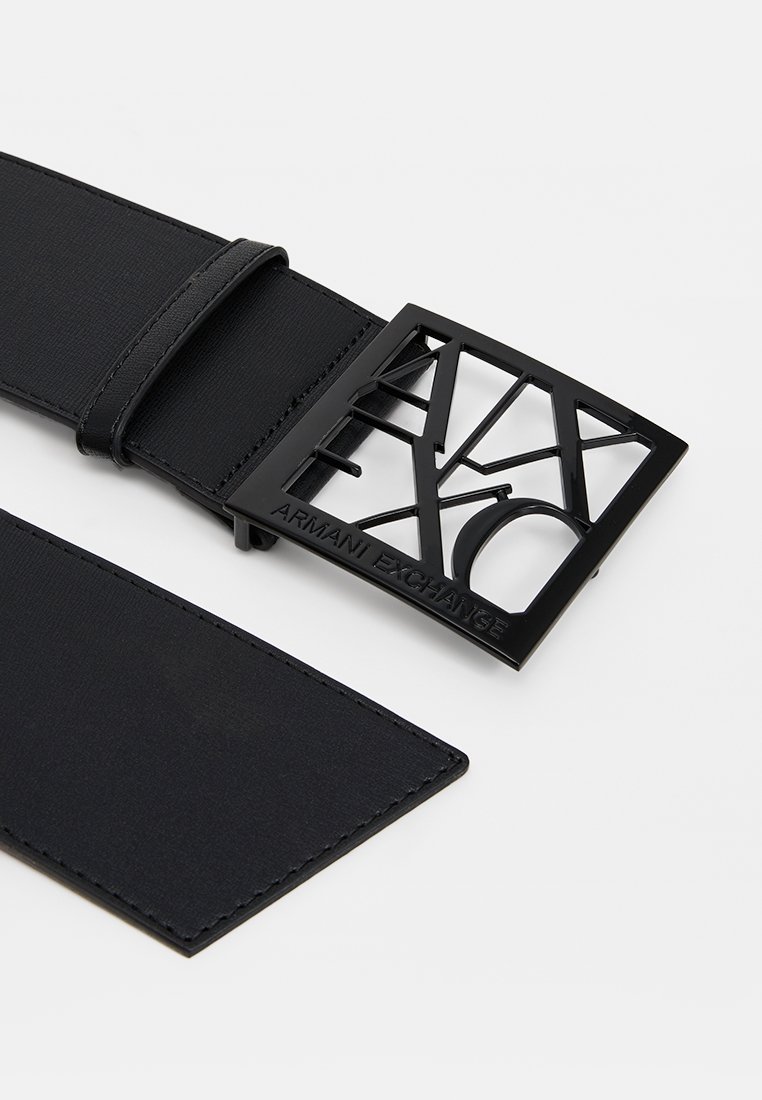 Czarny pasek z dużą, geometryczną metalową klamrą z wygrawerowanym napisem "ARMANI EXCHANGE", w komplecie z gładkim skórzanym paskiem.
