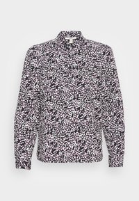 Blusa de manga longa preta com um padrão abstrato em rosa e branco, apresentando colarinho e fecho de botão, confeccionada em tecido leve.