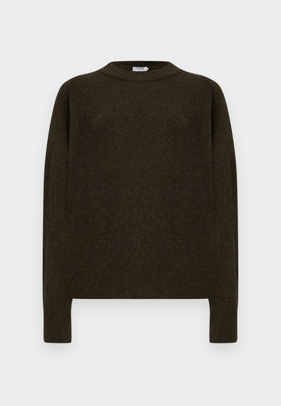 Suéter de malha verde escuro com gola redonda, mangas longas e punhos canelados. Textura suave, design minimalista sem padrões ou logótipos.