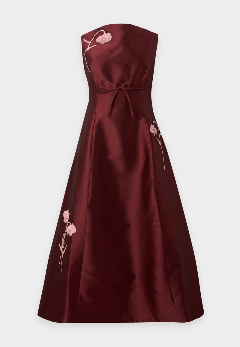 Robe bustier en satin bordeaux avec taille nouée et broderie florale rose sur la poitrine, la hanche et l'ourlet, présentée sur un fond uni.