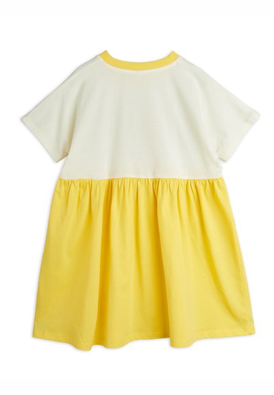 Vestido de manga corta con parte superior blanca y falda amarilla con pliegues. Presenta un escote acanalado amarillo, fabricado en suave material de algodón.