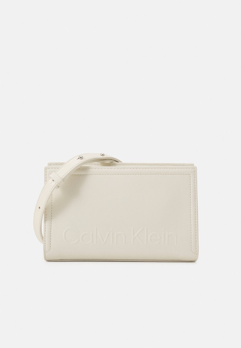 Calvin Klein MINIMAL HARDWARE CROSSBODY - Soma ar siksnu pāri ķermenim - ecru