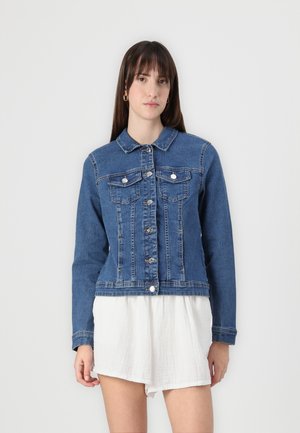 Veste en denim bleu moyen avec une coupe classique, dotée de deux poches avant, de ferrures en argent et d'une fermeture à boutons. Texture lisse.