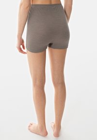 Graue, gerippte Boyshorts mit hoher Taille und glatter Textur, die eine abgerundete Beinöffnung aufweisen und keine sichtbaren Hardware- oder Akzentdetails haben.