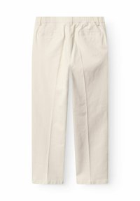 Bézs, egyenes szárú nadrág gumis derékrésszel és két hátsó nyílásos zsebbel, fehér háttéren kiterítve.