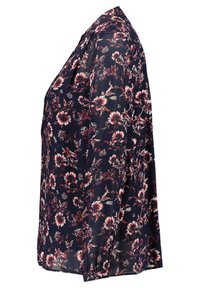 Blusa a fiori scuri in blu navy con fiori rossi e bianchi. Tessuto leggero, vestibilità ampia, maniche lunghe, chiusura frontale con bottoni e colletto.
