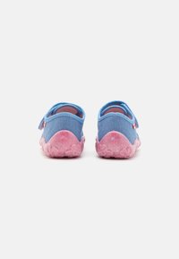 Niebieskie buty z tkaniny z różową gumową podeszwą, z paskiem na pięcie i gładką powierzchnią. Projekt jest niski, z delikatnym wzorem na podeszwie.