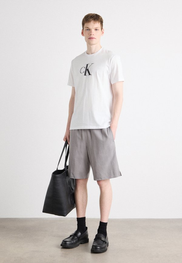 CENTER MONOGRAM CLASSIC - Print T-shirt3