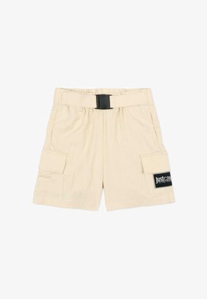 Beige cargoshorts met zijzakken, een zwarte sluitingsriem en een "Just Cav" patch op de rechterzak.