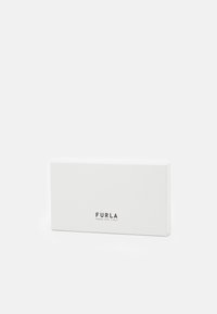 Scatola rettangolare bianca con una texture liscia, con il logo "FURLA" in nero, centrato sul davanti, design minimalista.