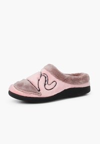 Zapatilla de casa rosa y peluda con una textura suave, que presenta un diseño de costura curvada y un acento gris en la punta. Suela de goma negra para mayor tracción.