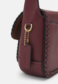 COACH TAB MESS BURNISHED AMBER ONE - Taška cez plece - wine