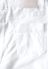 Vita denimshorts med en bakficka med en subtil textur och en liten etikett vid midjan.