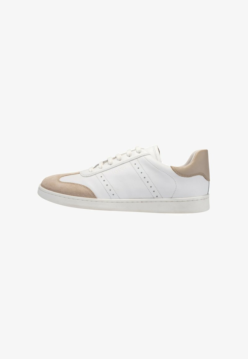 Hvide lav-top sneakers med beige suede toe og hæl accenter, snørebåndslukning og perforeret sidedeelt.