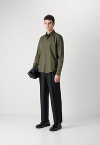 HUGO ERMO - Cămașă elegantă - dark beige