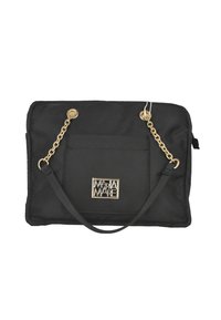 Bolso de tela negra con cadena y herrajes en tono dorado, que presenta un bolsillo frontal y una placa con el logotipo de la marca. Diseño rectangular.
