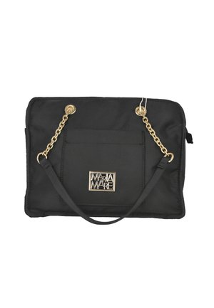 Bolso de tela negra con cadena y herrajes en tono dorado, que presenta un bolsillo frontal y una placa con el logotipo de la marca. Diseño rectangular.