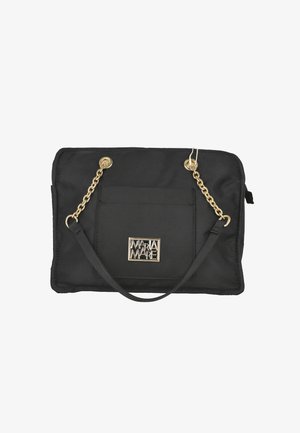 Bolso de tela negra con cadena y herrajes en tono dorado, que presenta un bolsillo frontal y una placa con el logotipo de la marca. Diseño rectangular.