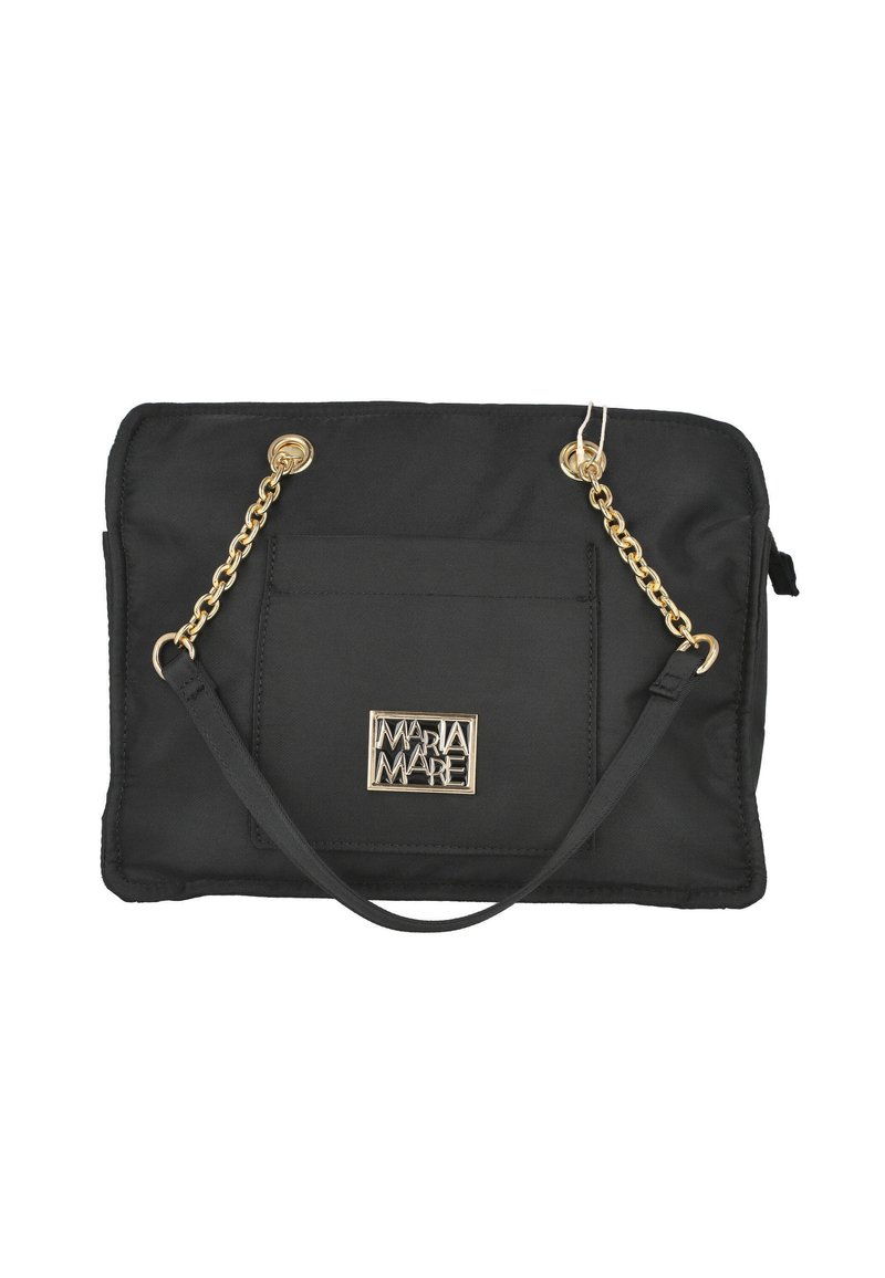 Bolso de tela negra con cadena y herrajes en tono dorado, que presenta un bolsillo frontal y una placa con el logotipo de la marca. Diseño rectangular.