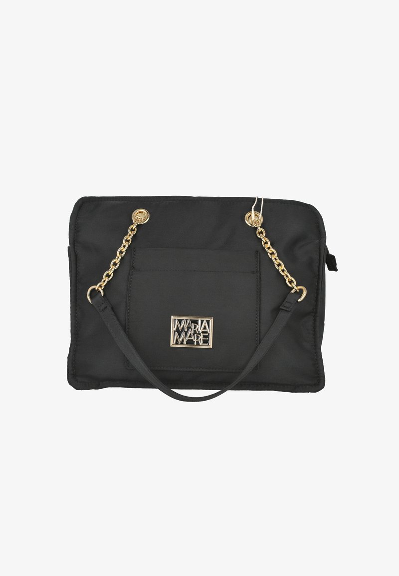 Bolso de tela negra con cadena y herrajes en tono dorado, que presenta un bolsillo frontal y una placa con el logotipo de la marca. Diseño rectangular.