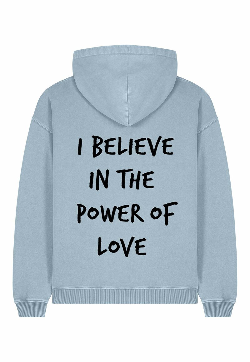 Felpa blu chiaro con cappuccio regolabile. Presenta una grande scritta nera sulla schiena: "CREDO NEL POTERE DELL'AMORE." Materiale in cotone, taglio casual.