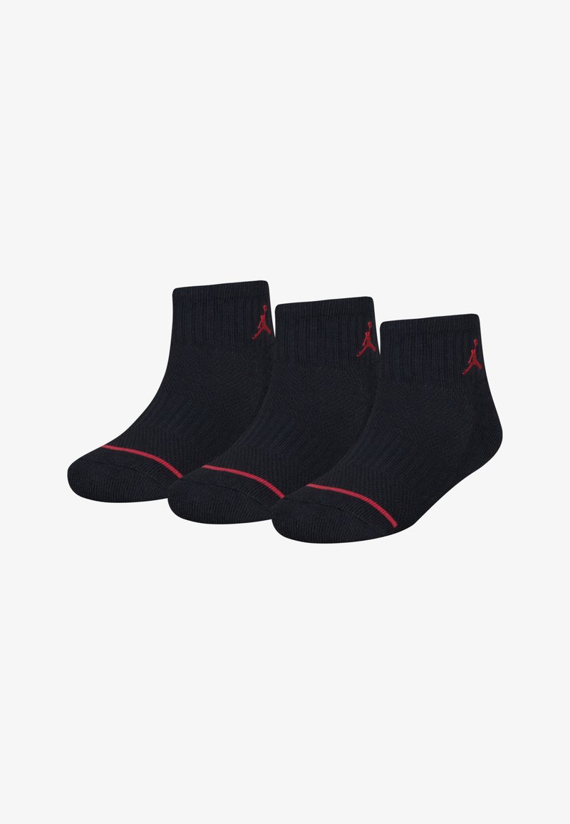 Calcetines negros hasta el tobillo con acentos rojos, textura acanalada y el logo de Jumpman. Se venden en un paquete de tres.