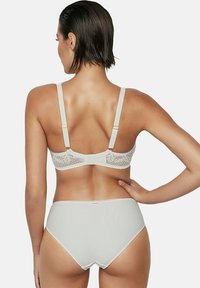 Soutien-gorge en dentelle gris clair avec bretelles réglables et fermeture à crochets, associé à une culotte taille haute assortie, offrant une texture lisse et un design sans couture.