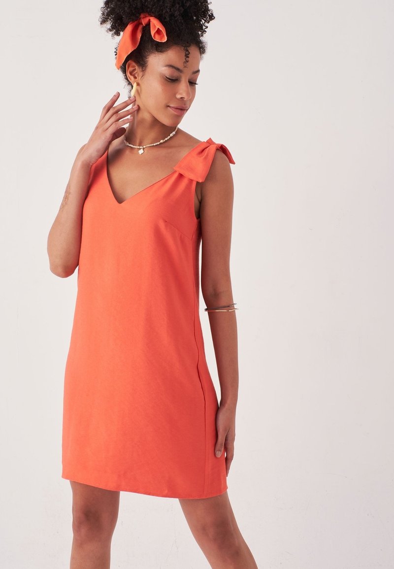 Herita SHOULDER DETAILED - Vardagsklänning - orange