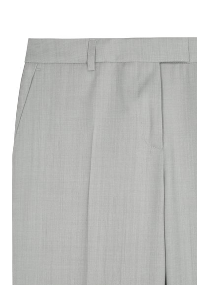 Grijze broek in visgraatpatroon met een platte voorkant, twee zijzakken, riemlussen en een gladde stofstructuur.