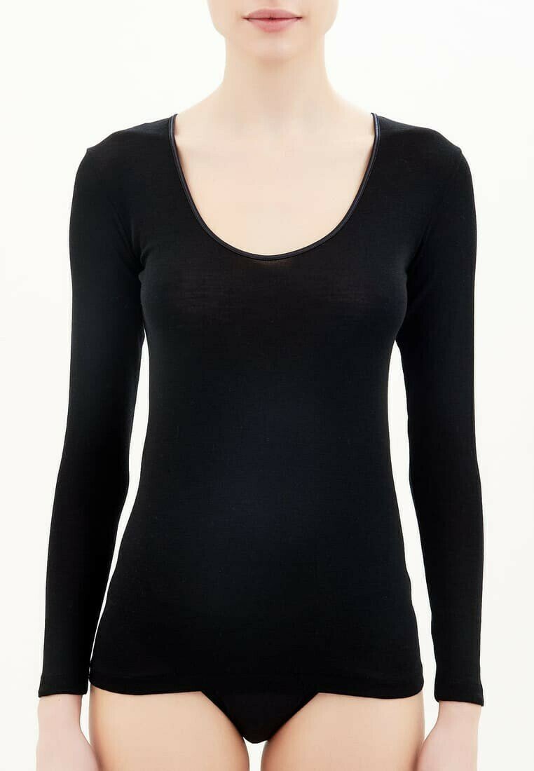 Donna che indossa una body aderente nero a maniche lunghe con scollatura a barca, mostrata da sotto il mento fino alla parte superiore delle cosce.