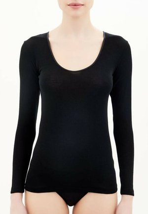 Maglietta nera a maniche lunghe con scollatura a barco, realizzata in tessuto elasticizzato. Presenta una silhouette aderente e una texture liscia.