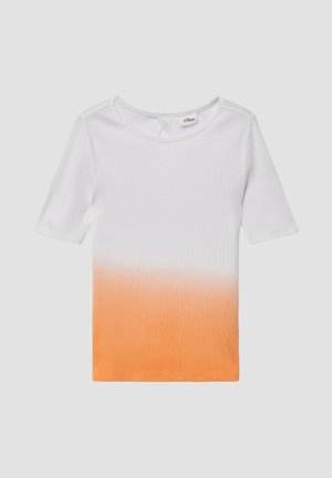 Weißes geripptes T-Shirt mit kurzen Ärmeln, das einen Ombre-Effekt aufweist, der von Weiß zu Orange am unteren Rand übergeht.